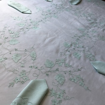 オーガンジーマデイラ刺繍のテーブルクロス